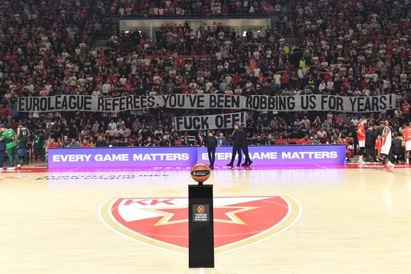 Les supporters de l'Etoile Rouge en colère contre l'arbitrage