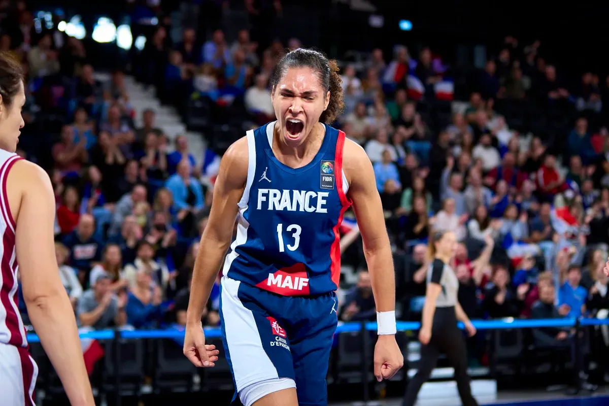Les Bleues et leur public : les grandes retrouvailles à Caen