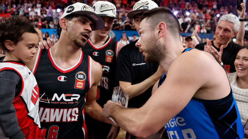 Australie : quand Matthew Dellavedova donne son trophée de MVP des Finales