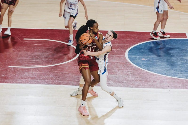 Kendra Chery balle en main sous le maillot de Guernica