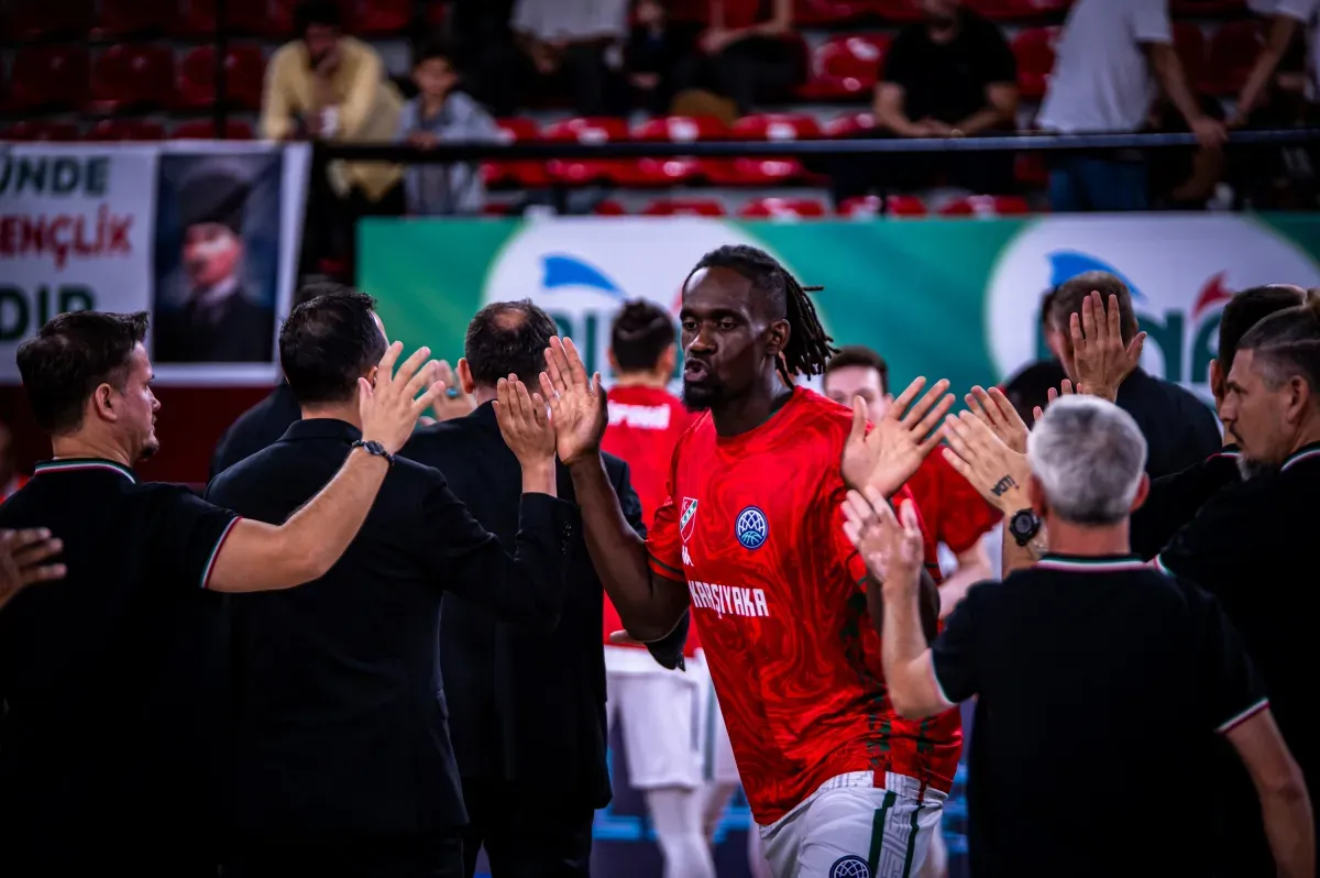 Jerry Boutsiele checke le staff de Karsiyaka en avant-match.