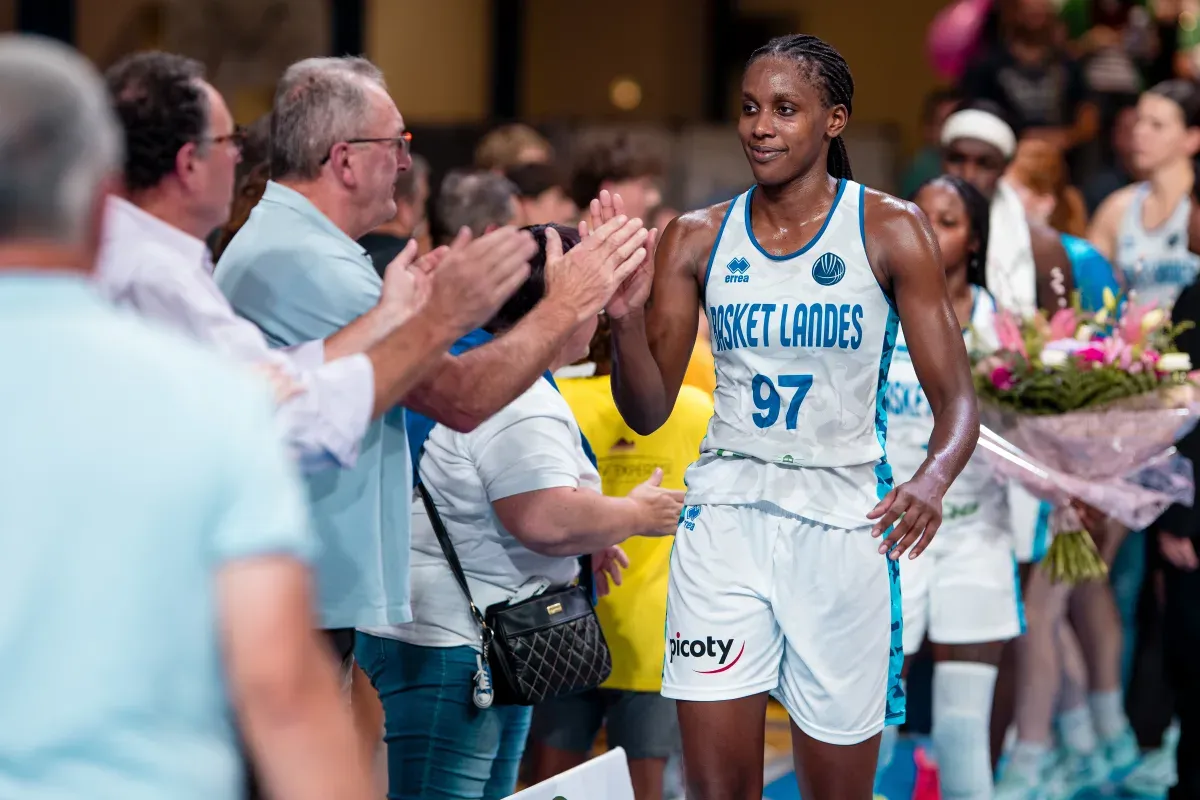 Kendra Chéry avec des fans de Basket Landes
