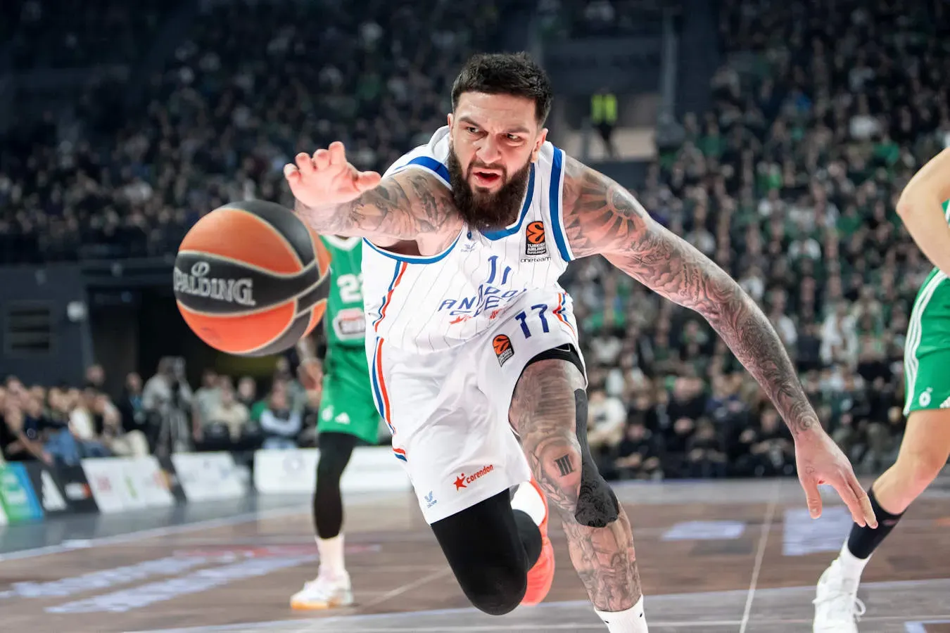 Euroleague : le Panathinaïkos mate l'Anadolu Efes de Vincent Poirier sur le fil