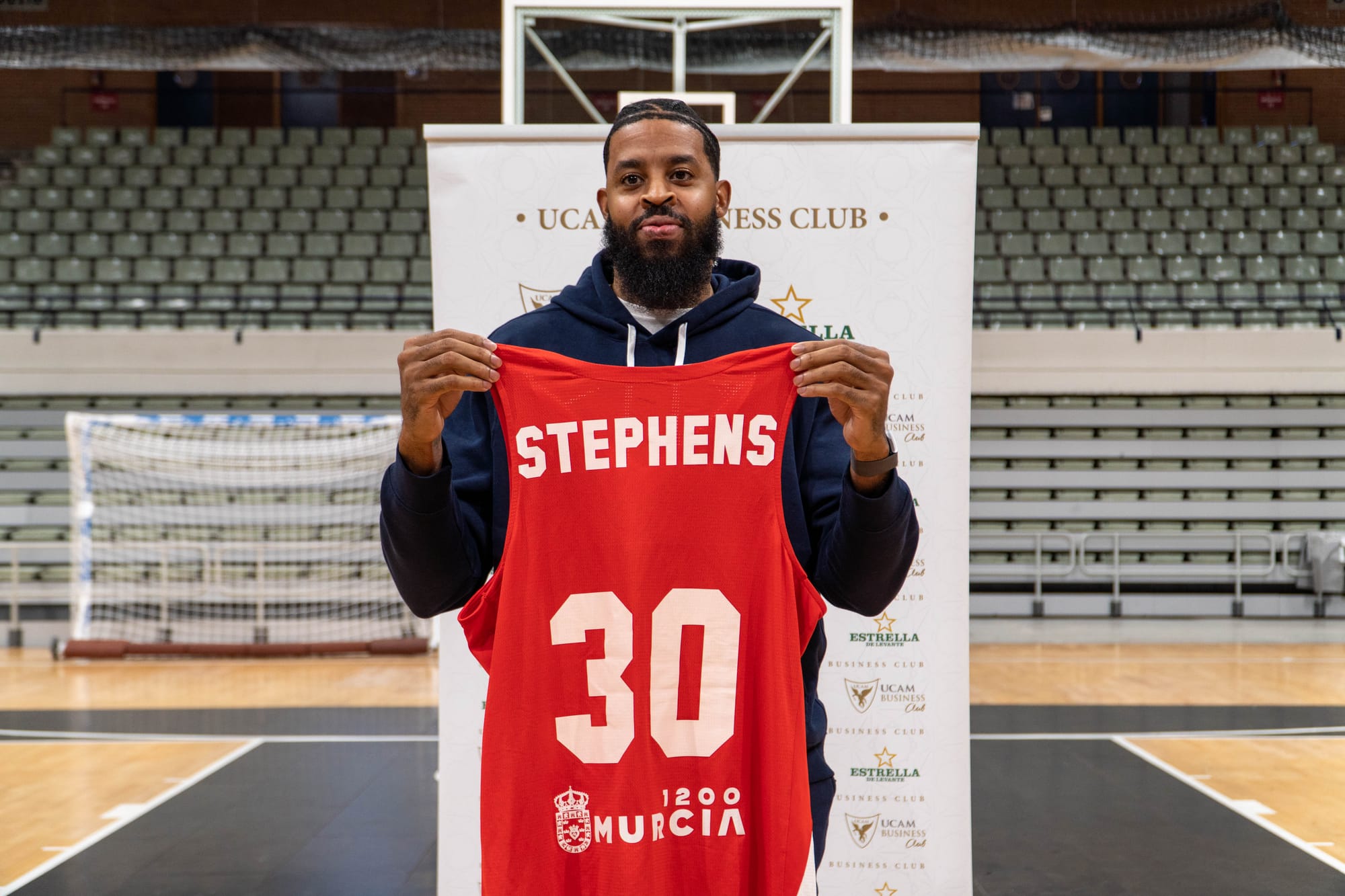 A 34 ans, DJ Stephens est toujours un formidable dunker