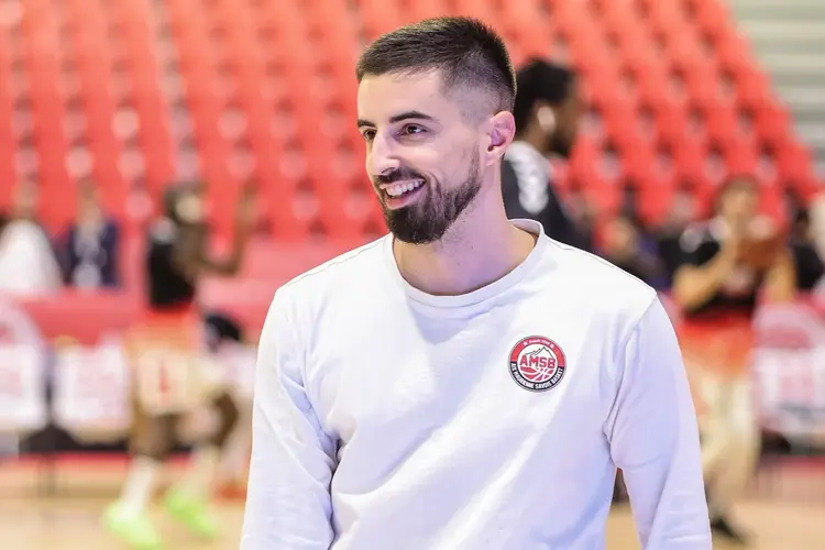 Pro B : Julien Cros, 31 ans, succède à Kenny Grant sur le banc d’Aix-Maurienne