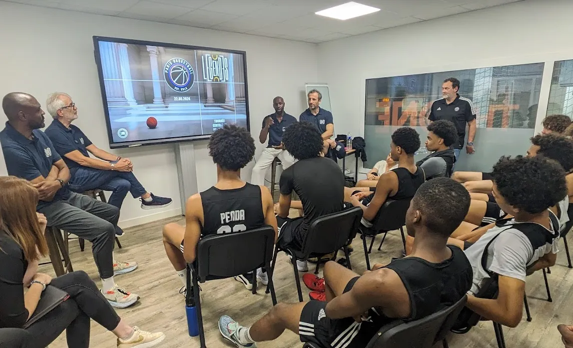 Quatre légendes LNB face aux jeunes du Paris Basketball : "Chacun a son histoire, toutes bâties sur leur détermination"