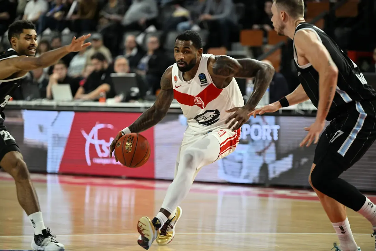 Finalement, Adrian Nelson prolonge à la JL Bourg