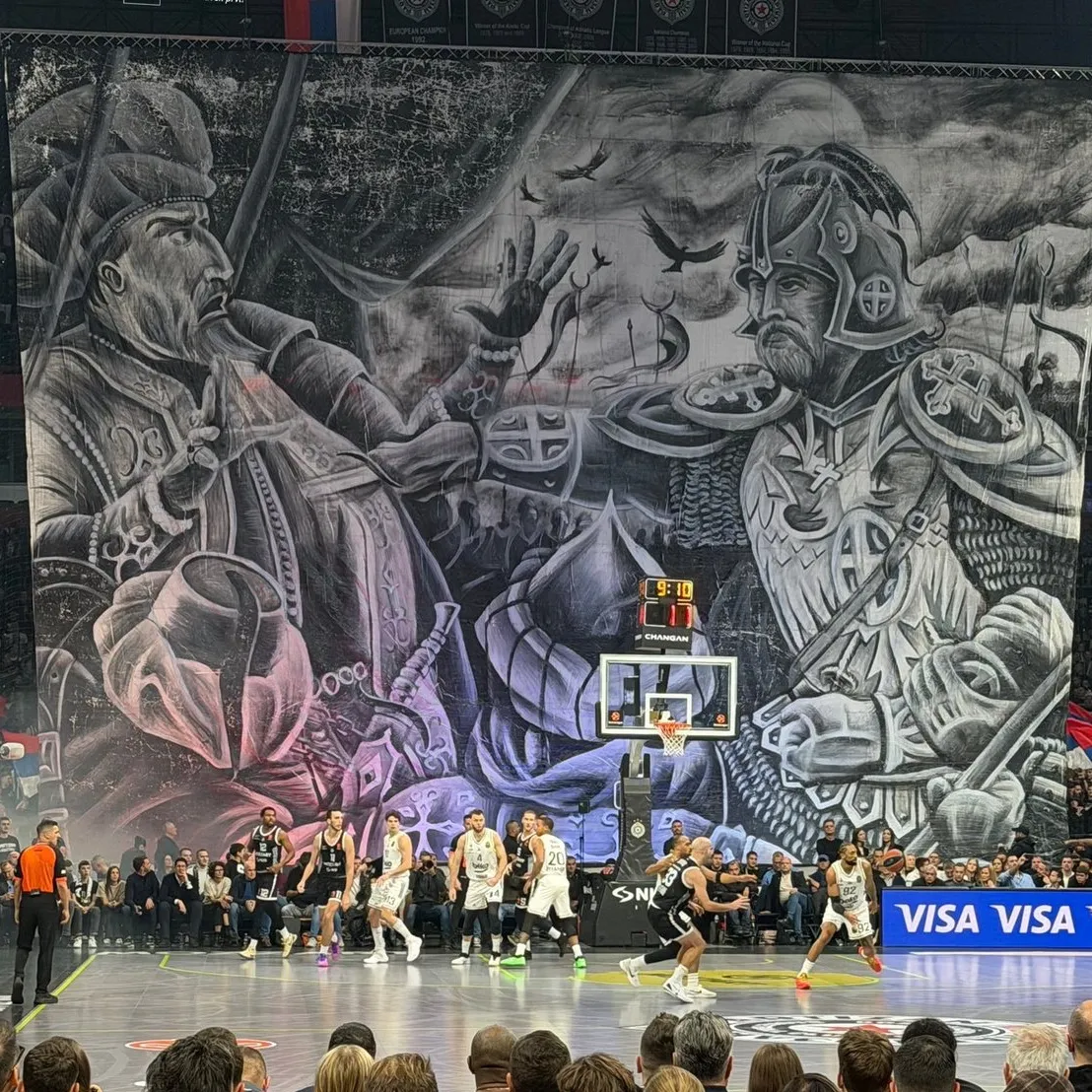 Les supporters du Partizan déploient une banderole qui a provoqué la colère de Fenerbahçe