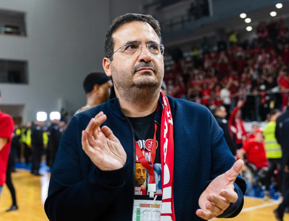 Quand le propriétaire de l'Hapoël Tel Aviv entre sur le terrain...