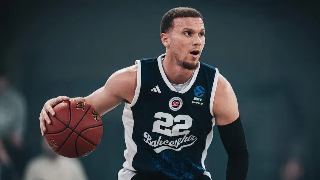 Malachi Flynn obtient un passeport turc