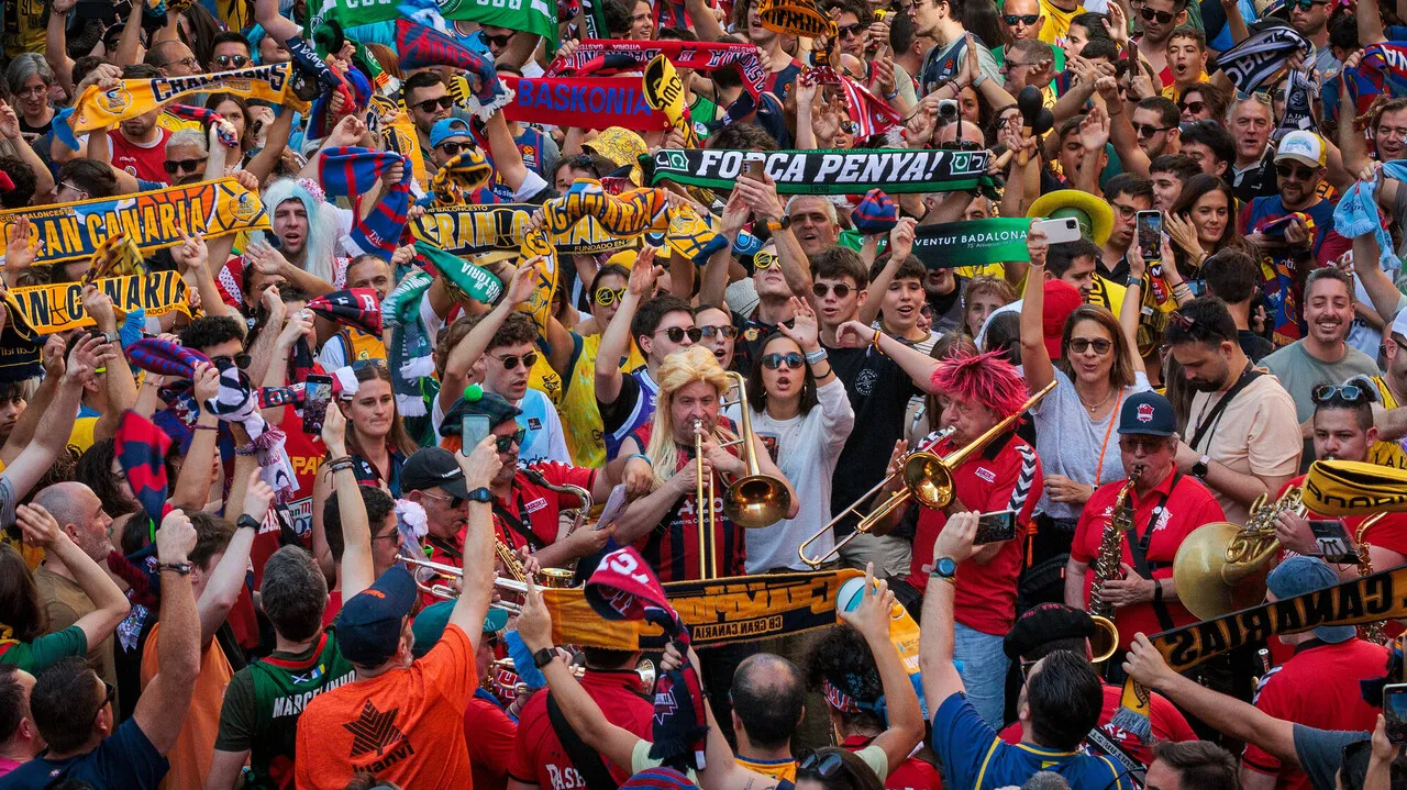 Un moment unique : la communion entre supporters espagnols à la Copa del Rey