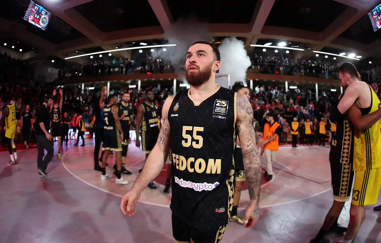 Vidéo : Mike James pousse Élie Okobo après la défaite de Monaco au Fener
