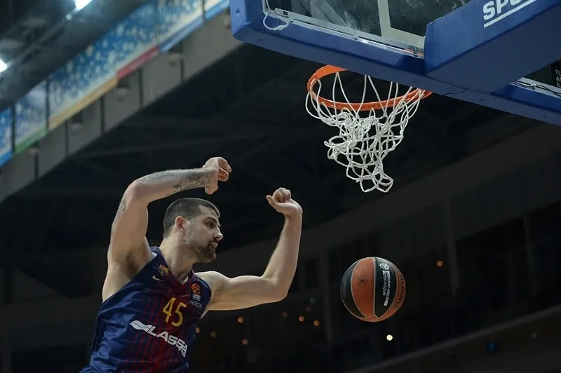 Le dunk d’Adrien Moerman sur Vincent Poirier en vedette du Top 7 des demis de Liga Endesa