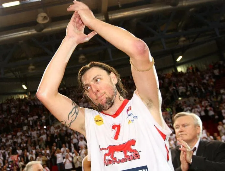 Cyril Julian honoré comme le meilleur joueur des 50 ans du SLUC Nancy