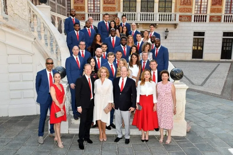 La photo: Les Monégasques reçus par le Prince Albert