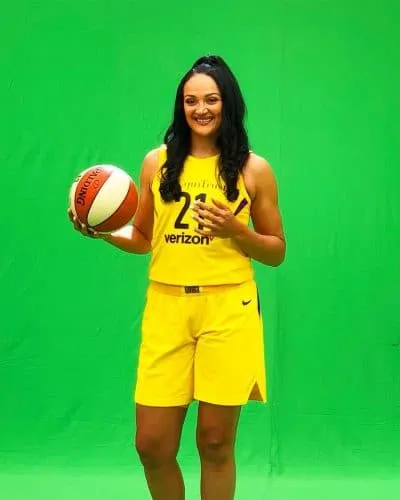 Vidéo: Quand Mistie Bass, ex-MVP de la Ligue Féminine, danse avec son père, ancienne icône du twist