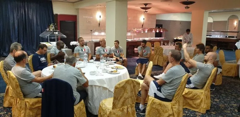 La photo: Le briefing du staff des Bleus avant Bulgarie-France