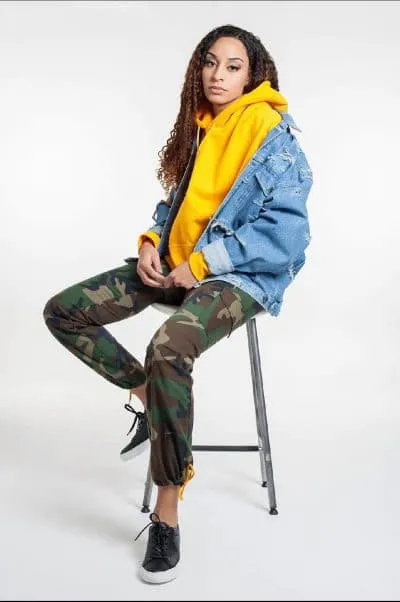 Bria Hartley a manifesté à Minneapolis en la mémoire de George Floyd