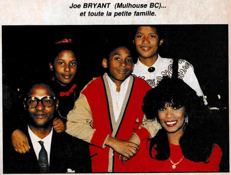 La photo – Kobe Bryant, 13 ans, arrive à Mulhouse avec son père Joe