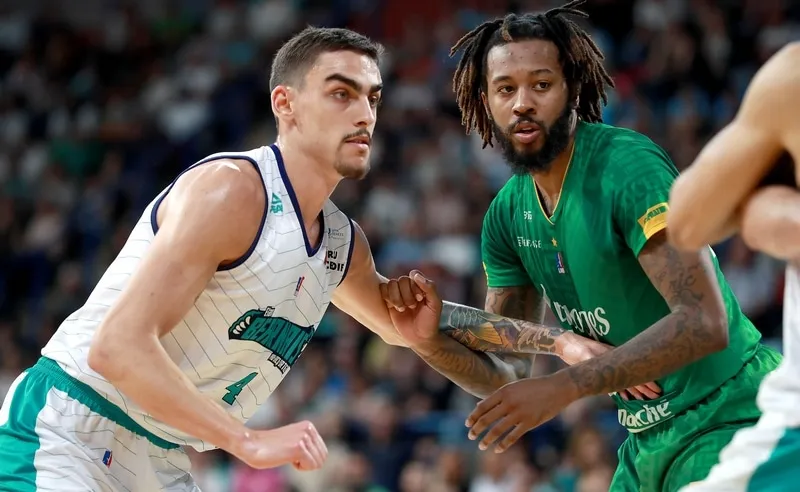 Pau: Quand Léo Cavalière félicite son coach Laurent Vila