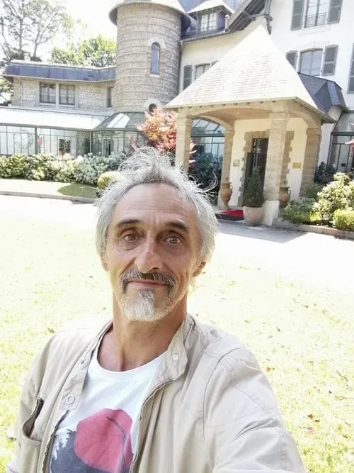 La photo: Freddy Hufnagel devant La Villa Navarre à Pau