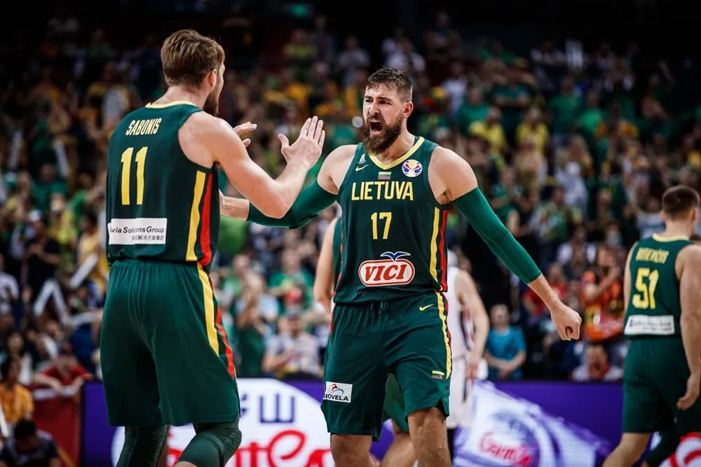 Quand le pivot lituanien Jonas Valanciunas faisait de la danse et empilait des cercueils