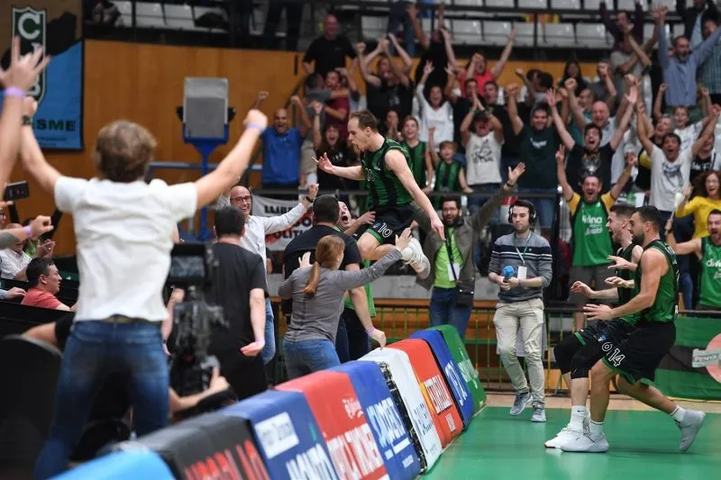 Vidéo: Le sensationnel buzzer beater de Klemen Prepelic