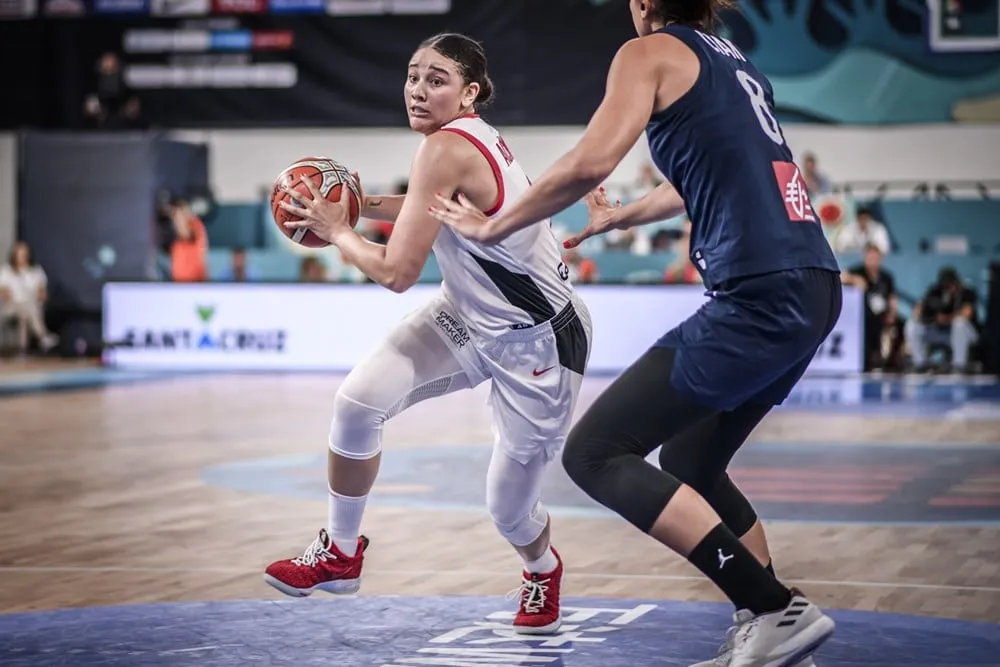 Bourges: La Canadienne Natalie Achonwa en relais de Isabelle Yacoubou