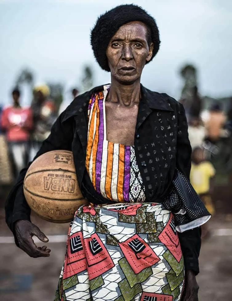 La photo: Rwandaise, 61 ans, rookie du basket