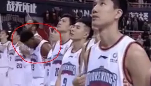 Chine: Guershon Yabusele écope d’une amende pour ne pas avoir regardé le drapeau chinois pendant l’hymne