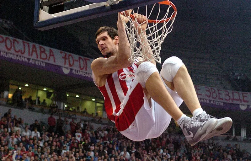 Vidéo: Quand Boban Marjanovic dominait les raquettes européennes