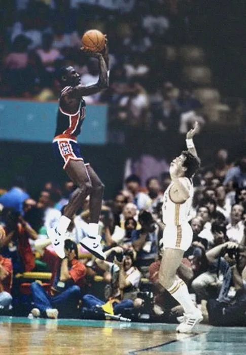 La photo La detente de Michael Jordan aux JO de 1984 Basket Europe