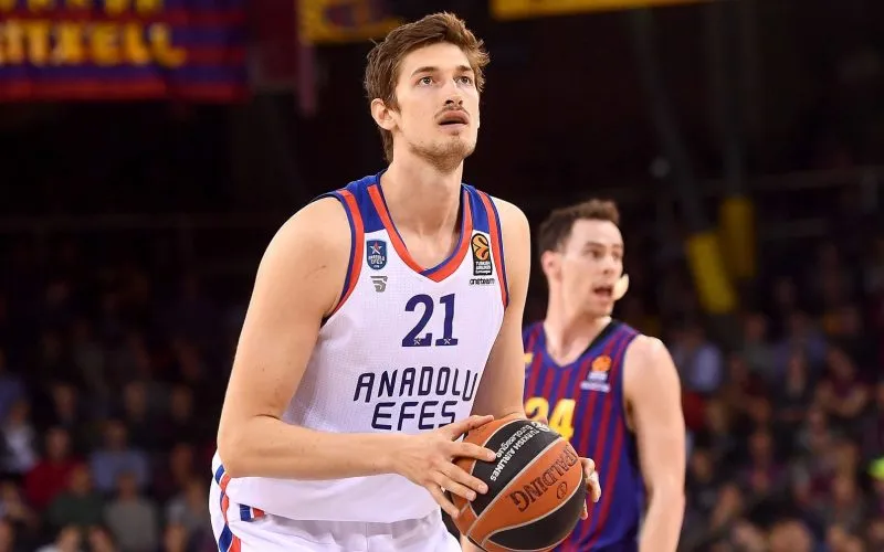 Turquie: Le pivot allemand Tibor Pleiss deux saisons de plus à Anadolu Efes