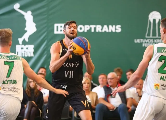 Vidéo: Le violent coup de coude de Darius Lavrinovic