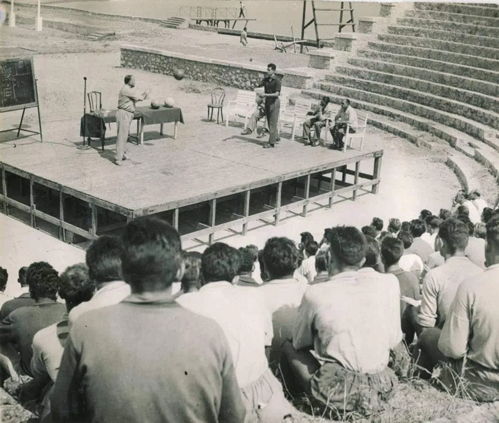La photo: Une conférence de Robert Busnel au Fort Carré