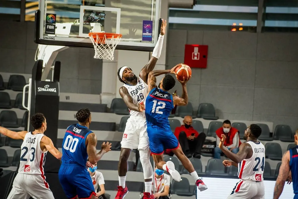 La France plonge contre la Grande-Bretagne (73-94) mais sauve sa première place du groupe