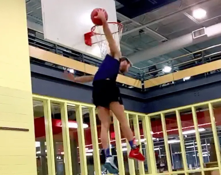 Vidéo – Jordan Kilganon envoie un dunk venu d’ailleurs