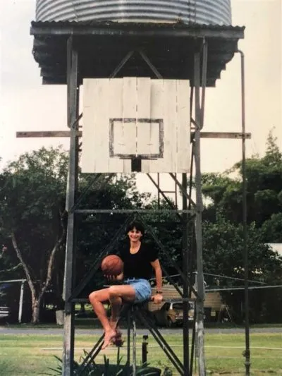 La photo : Le panneau de basket où la coach australienne Sandy Brondello a appris le basket