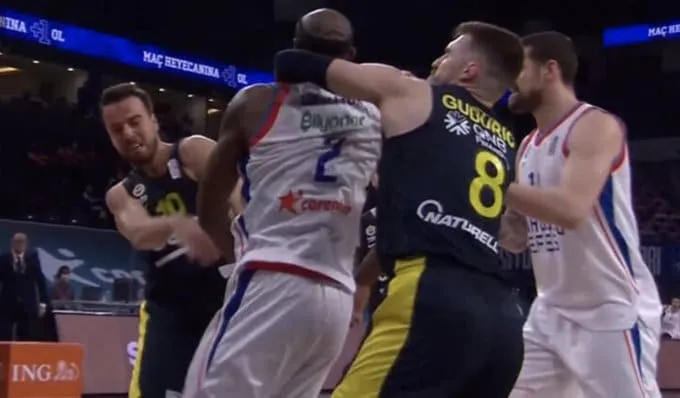 Vidéo : La bagarre lors de Anadolu Efes vs Fenerbahçe