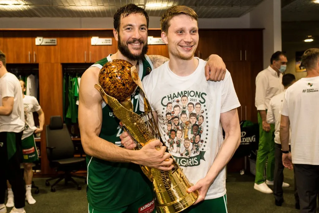 Les Français de l’étranger : Joffrey Lauvergne roi de Lituanie, Rodrigue Beaubois prince de Turquie