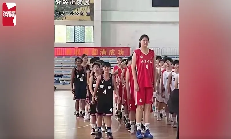 Vidéo: Une Chinoise de 14 ans et… 2,26m !