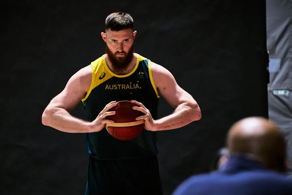 Australie : Un an après son hospitalisation aux JO de Tokyo, Aron Baynes va reprendre la compétition