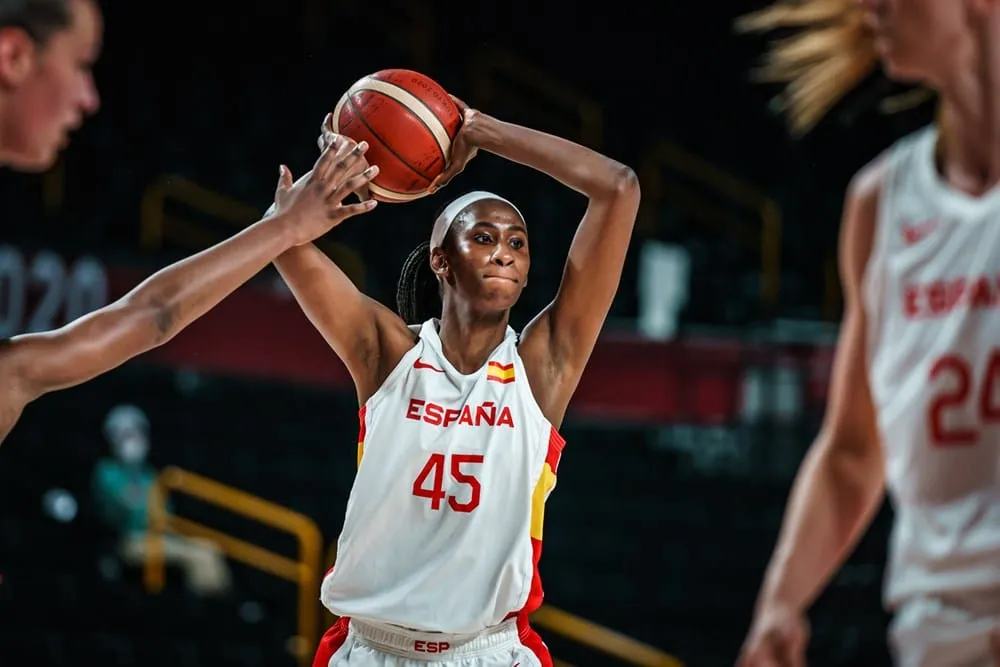 Espagne : Astou Ndour, en sandales à Dakar, avec une bague en WNBA
