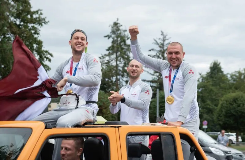 Vidéo: Les champions olympiques de 3×3 accueillis comme des héros nationaux en Lettonie
