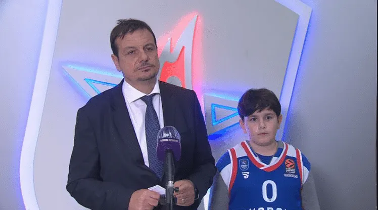 Le fils d’Ergin Ataman, 11 ans, membre du staff de l’Anadolu Efes