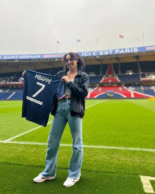 La photo : Gabby Williams en visite au PSG