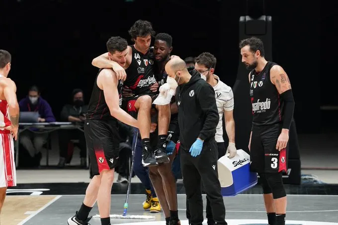 La glissade de Milos Teodosic : Faut-il interdire les autocollants sur les parquets ?