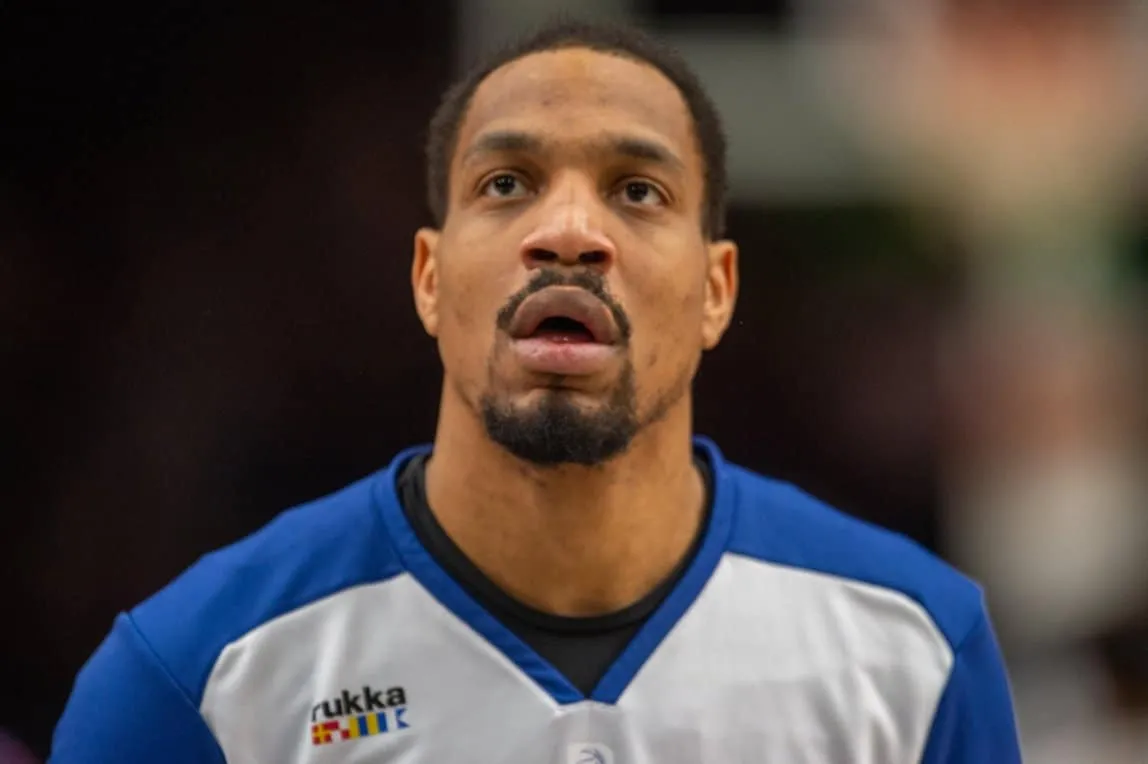 Le buzzer beater de Vince Hunter (Boulogne-Levallois) contre Orléans sous deux angles