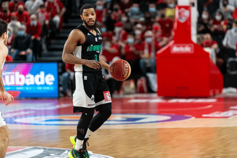 Le meneur de Pau, Brandon Jefferson, se dirige vers la Chine