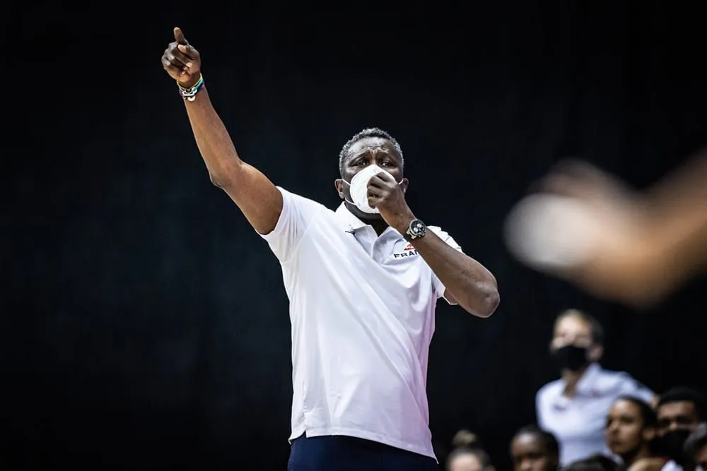Jean-Aimé Toupane après la victoire des Bleues sur la Bosnie : « Les jeunes ont déjà beaucoup de maturité »